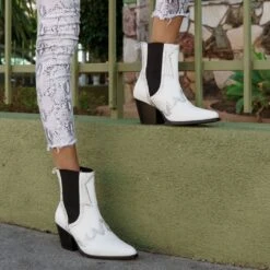 Icon | White -Casual Shoes World 1024x1024 Women Icon White 082222 1